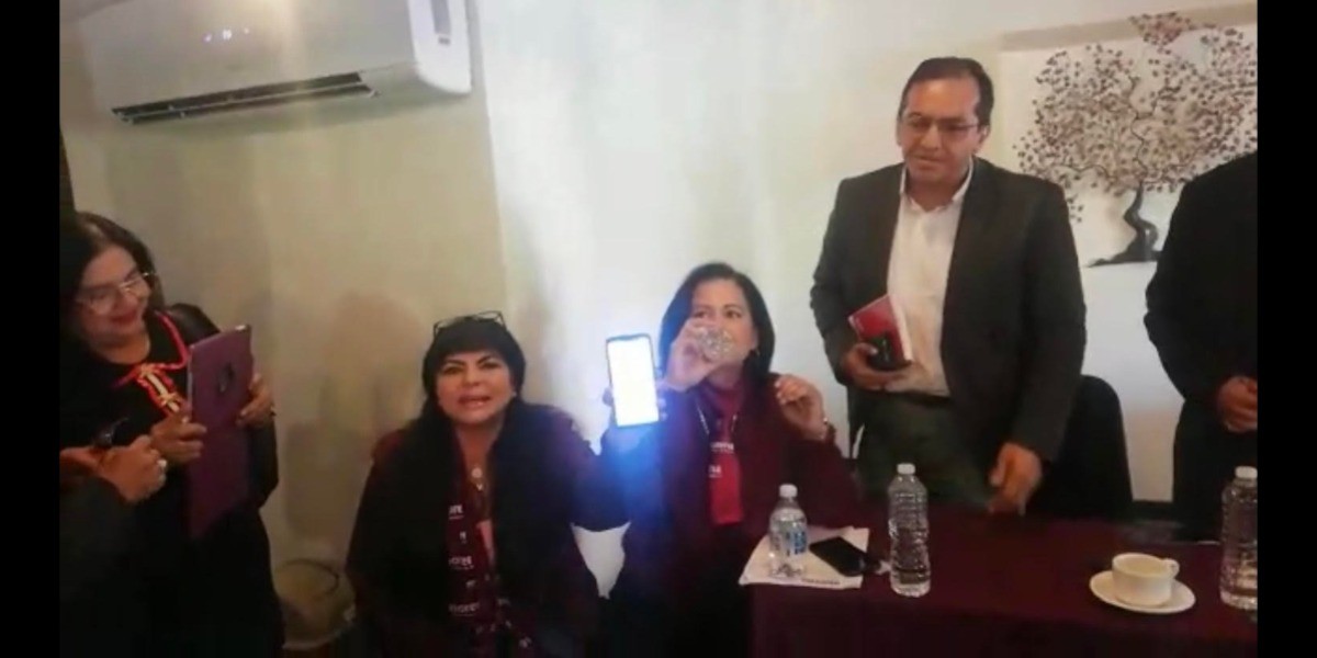 Se enfrenta Alma Alcaraz a sus opositores en plena rueda de prensa
