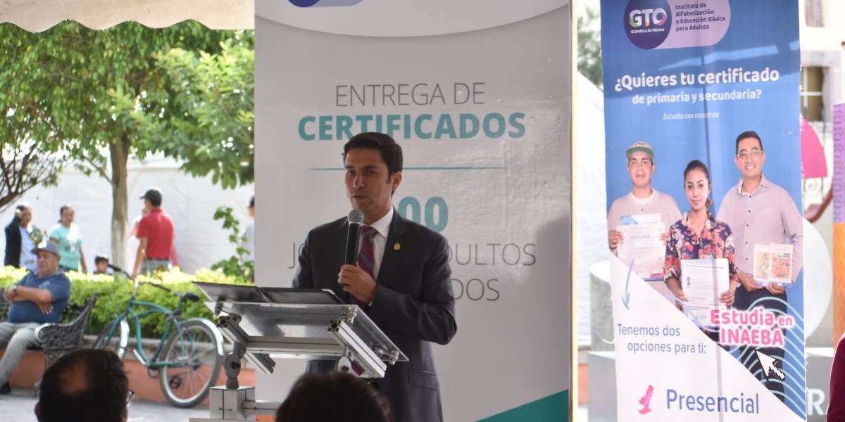 Entregan certificados a jóvenes y adultos que concluyeron sus estudios con Inaeba