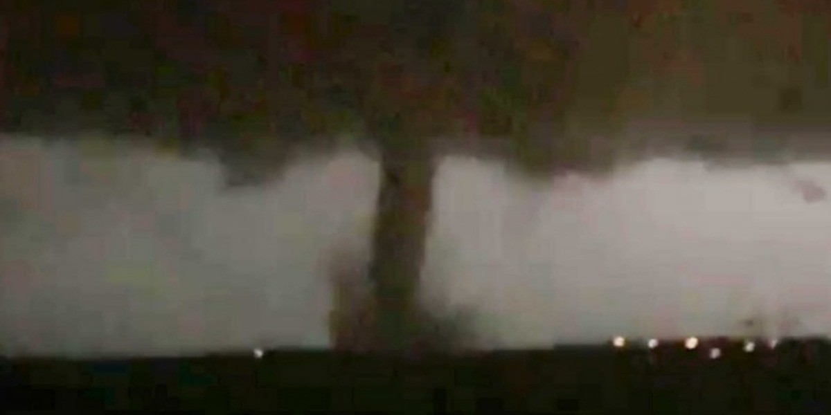 Causa tornado daños en Dallas