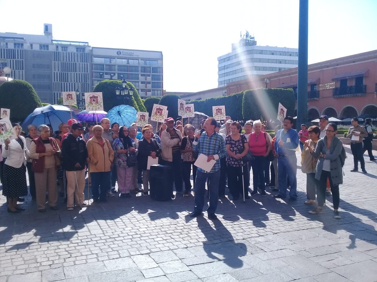 Reclaman abuelitos por descuentos de SAPAL