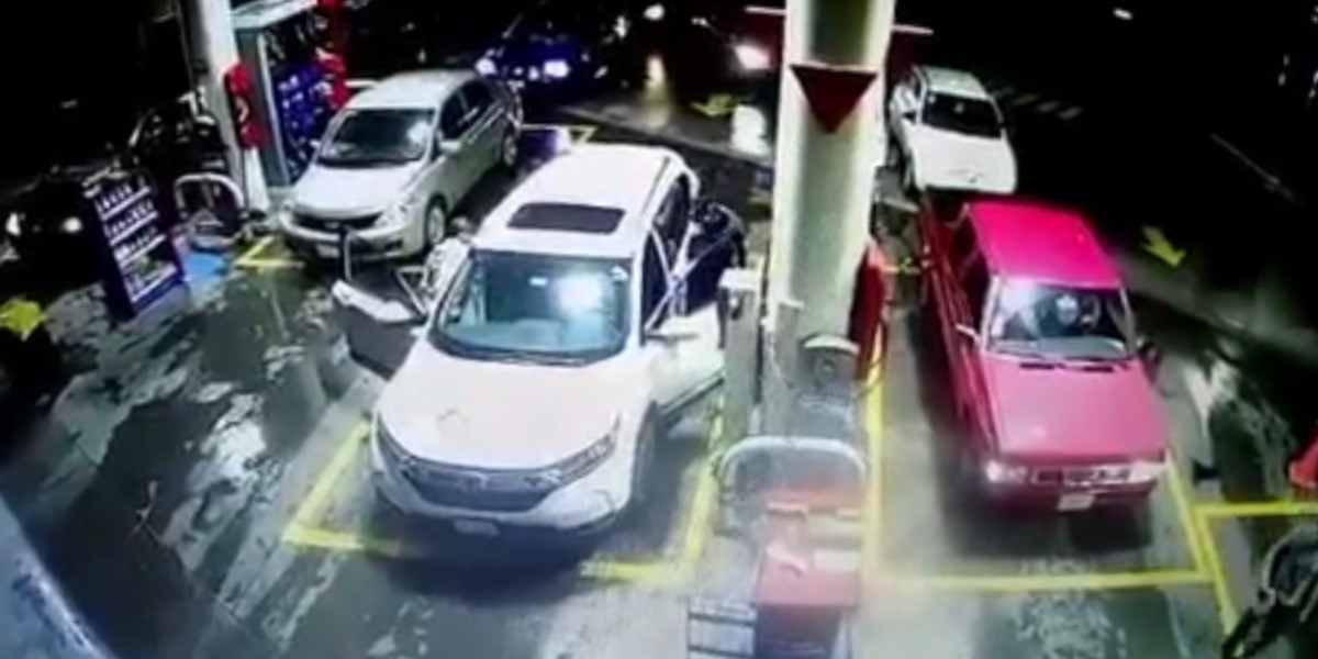 Roban autos a mano armada en gasolinera de León