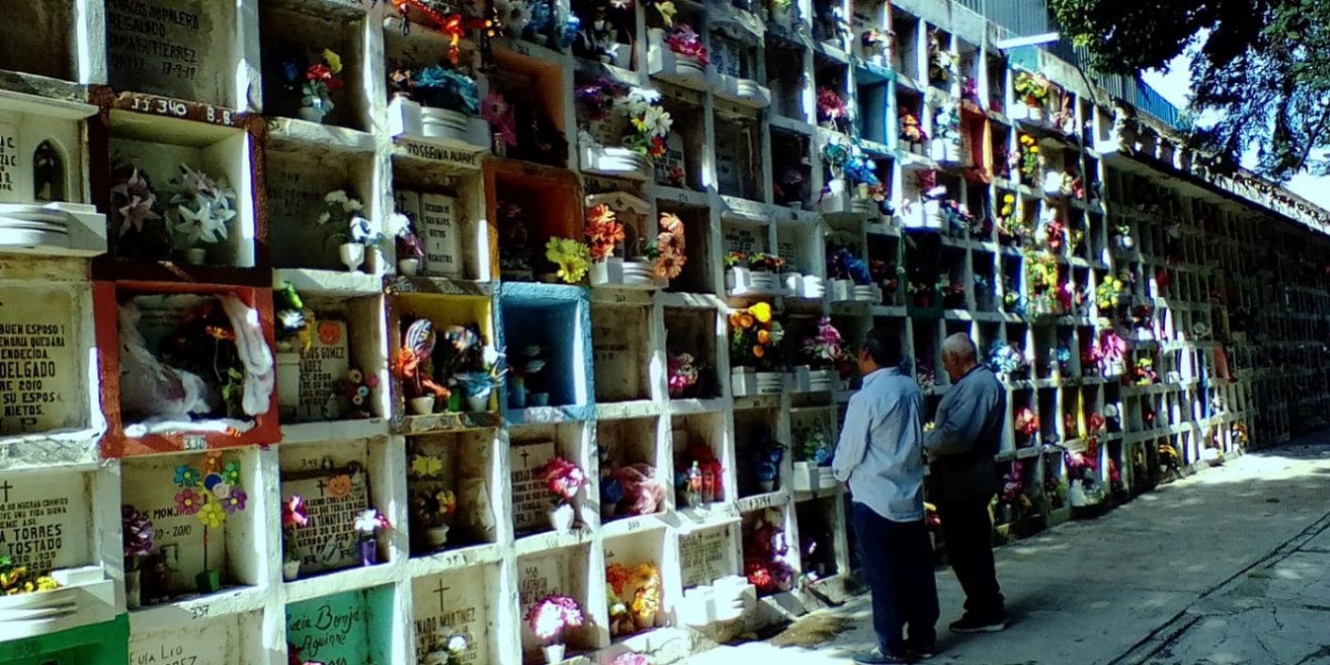 Decoran tumbas y reciben a sus seres queridos