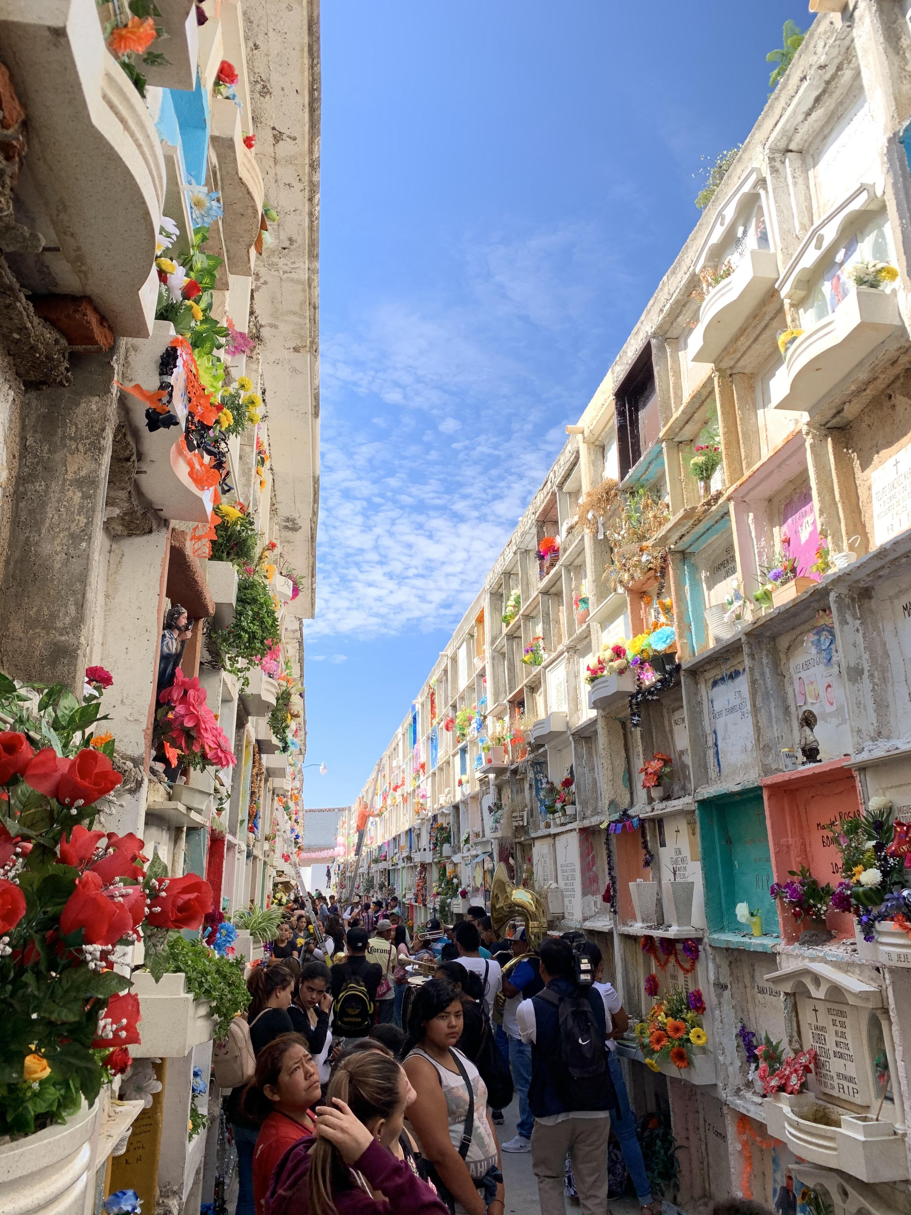 Celebran leoneses día de muertos y abarrotan panteones