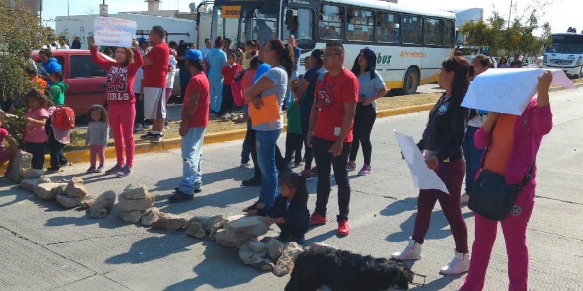 Se manifiestan vecinos de Loma Dorada por inseguridad