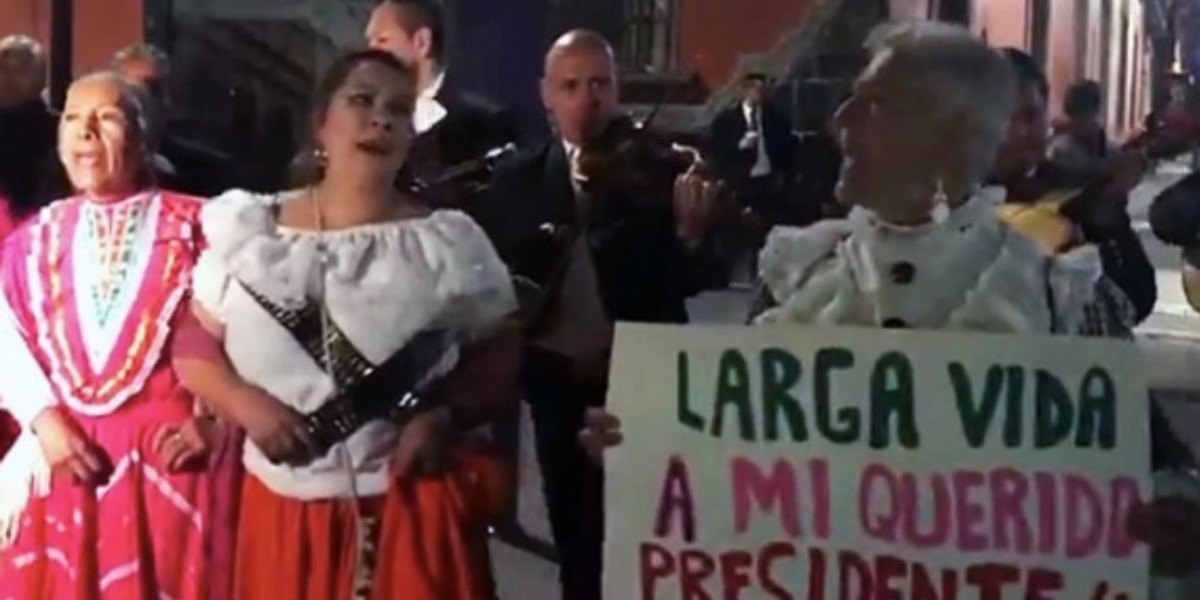 ‘Adelitas’ le llevan serenata a López Obrador en su cumpleaños