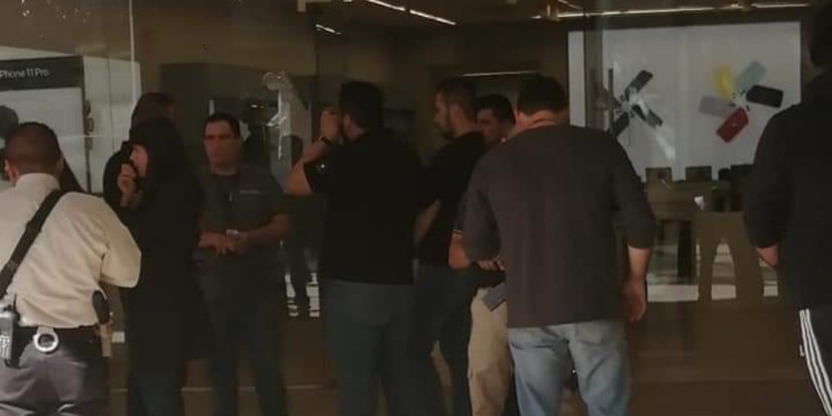 Detienen a dos tras robo con violencia en MacStore