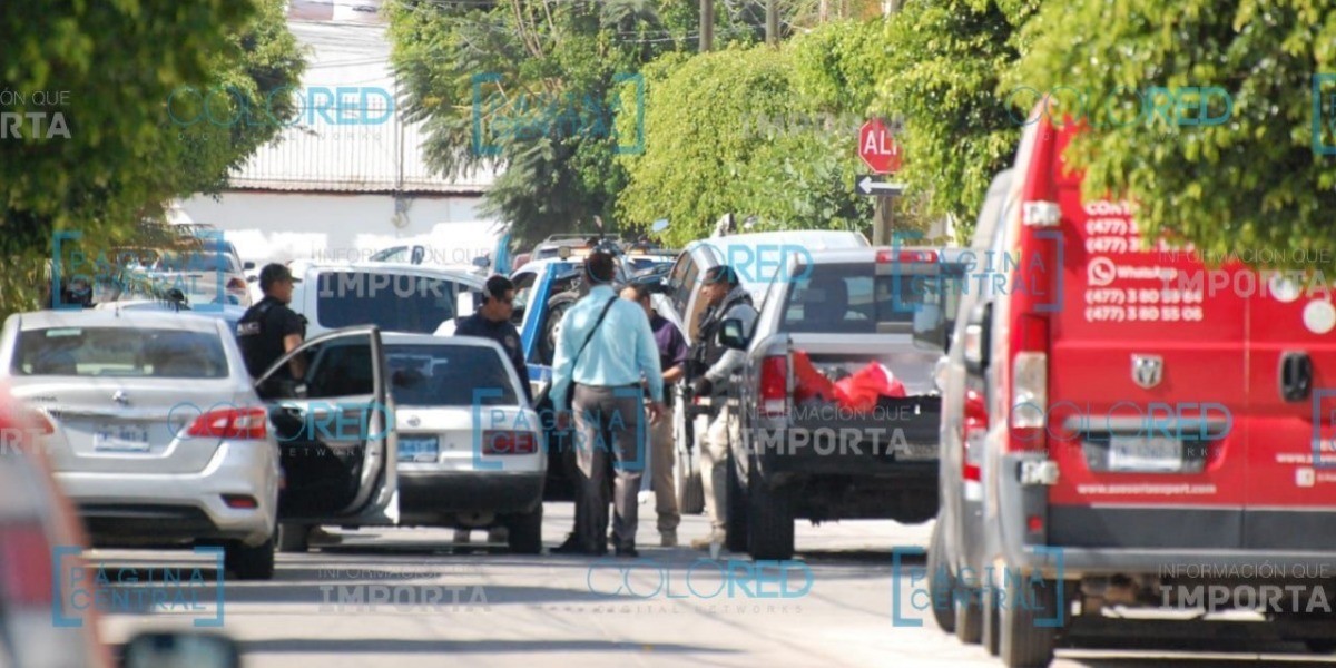 Catean vivienda y aseguran armas y vehículos