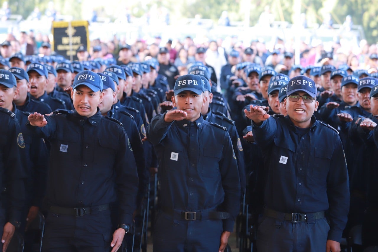 Refuerzan a policías estatales con mejores sueldos y equipo
