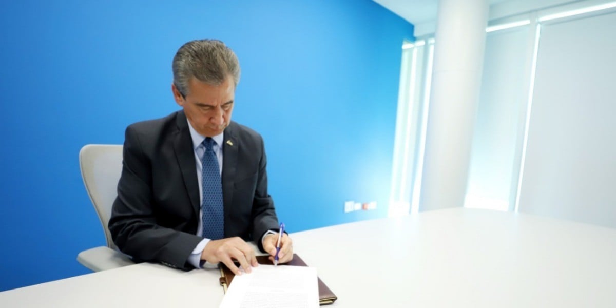 Firma López Santillana convenio con la UG