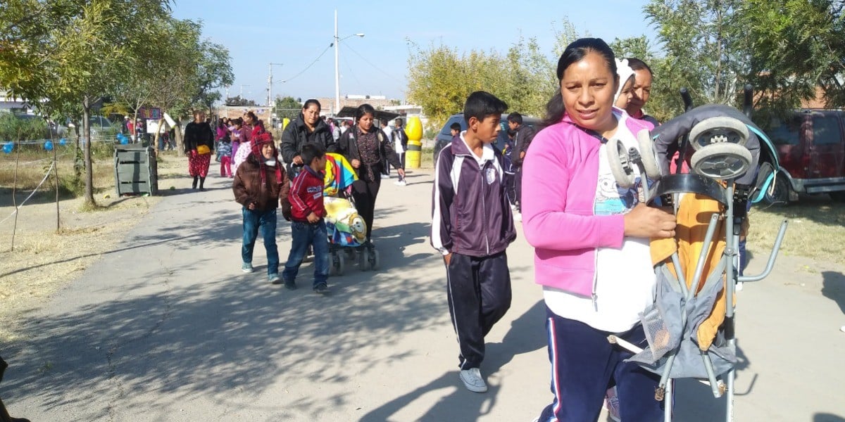 Comparten espíritu navideño en zona hostil de León