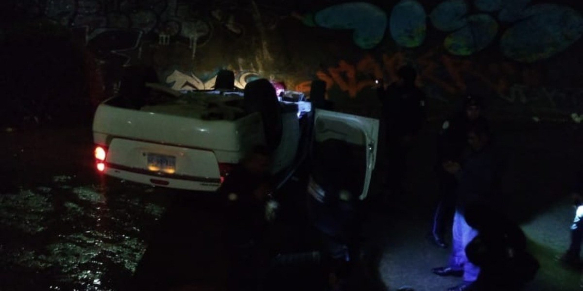 Cae auto al Malecón del Río