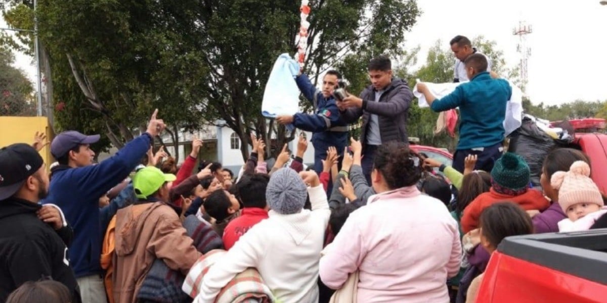 Entregan bomberos cobijas en San Juan de abajo