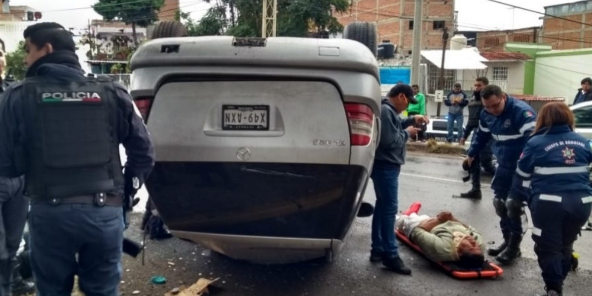Vuelcan ladrones en persecución en Malecón
