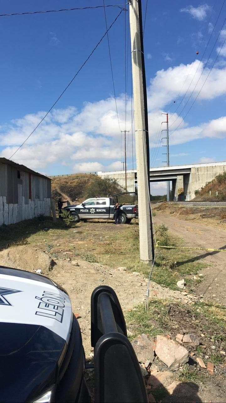 Hallan tres cuerpos encobijados