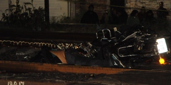 Muere motociclista al atorarse en las vías del tren