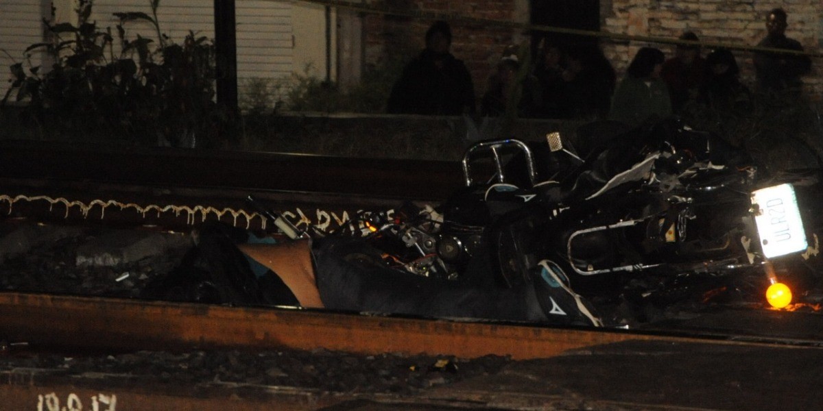 Muere motociclista al atorarse en las vías del tren