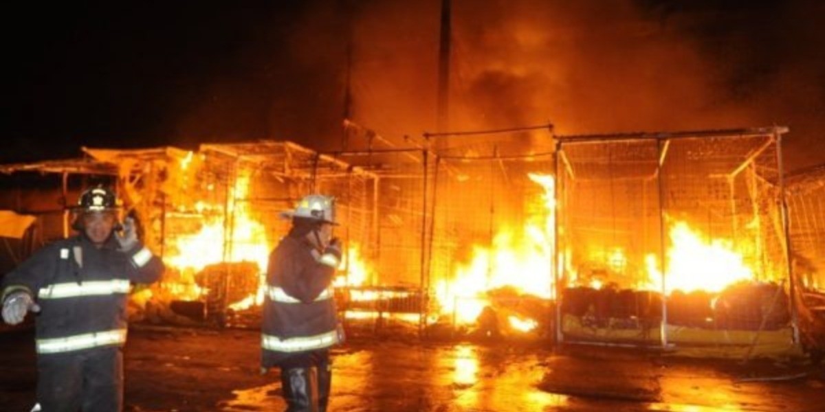 Dos decesos, saldo de incendio en mercado de La Merced