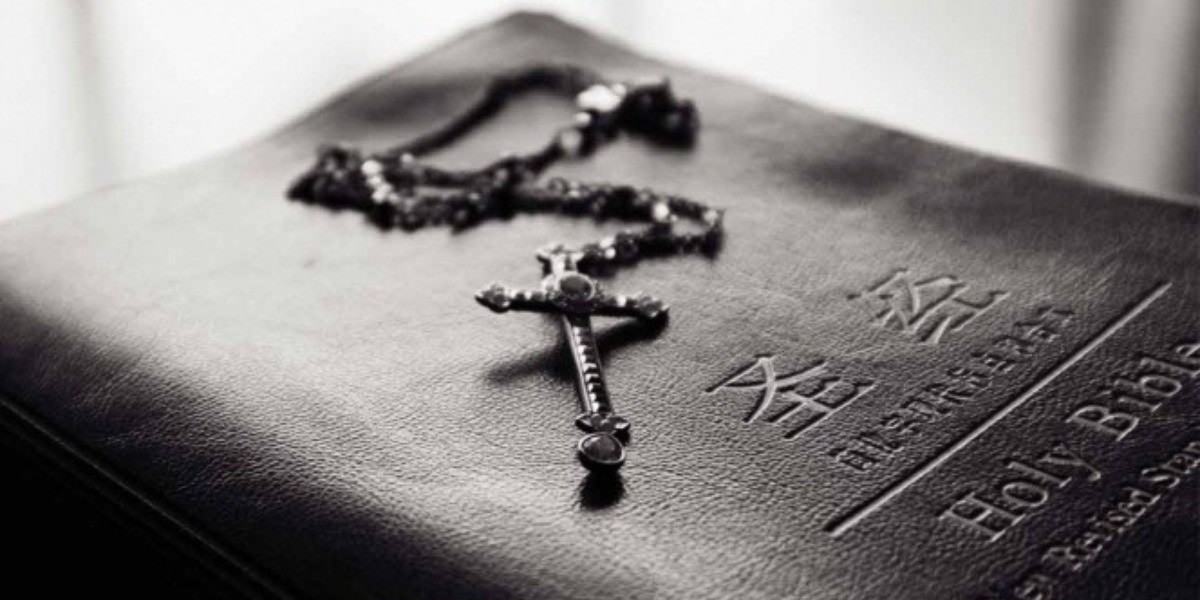 Mata con un crucifijo a cura que abusó de él