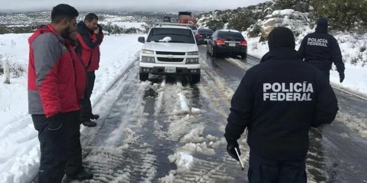 Rescatan a 11 personas varadas por nevada