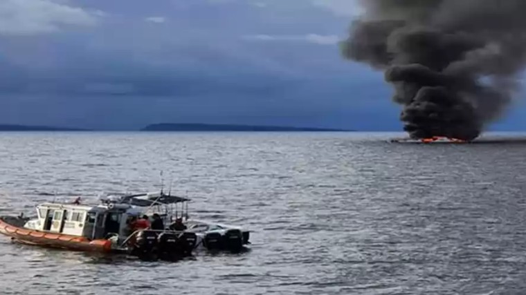 Rescatan a 12 pasajeros de yate en llamas en Baja California Sur
