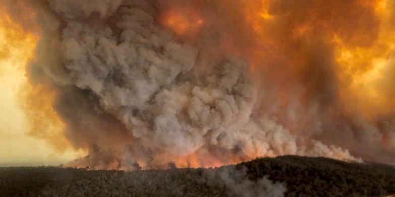 Decenas de miles de personas huyen de incendios en Australia