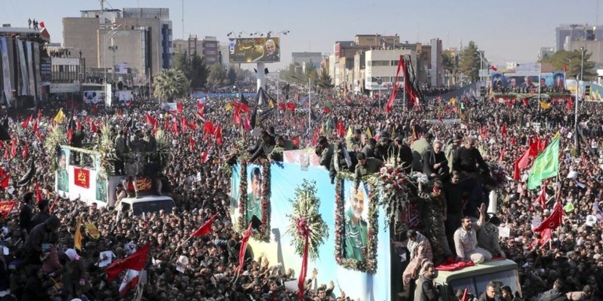 Estampida en funeral del general asesinado por EE.UU. deja 56 muertos