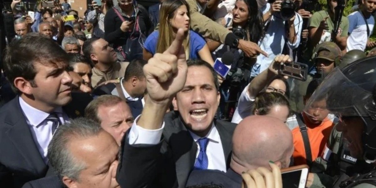 Juan Guaidó ingresa por la fuerza al Parlamento