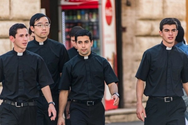 Investiga Hacienda a Legionarios de Cristo