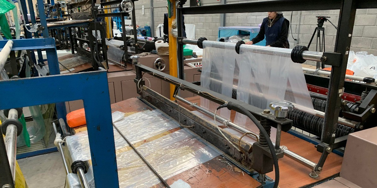 Industriales, listos para hacer bolsas biodegradables