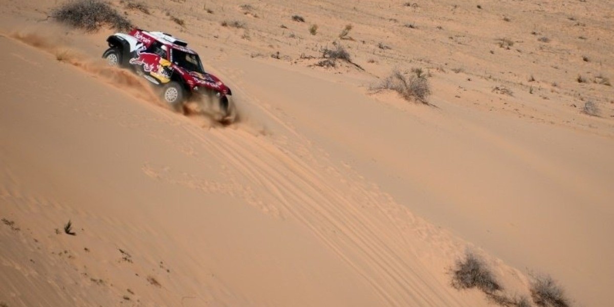Carlos Sainz gana la etapa y consolida su liderato en el Dakar