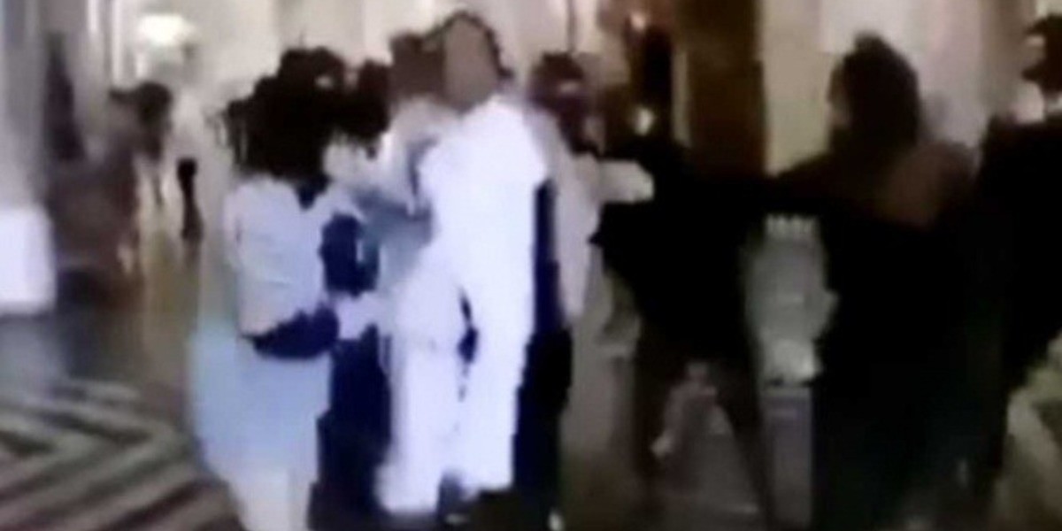 VIDEO | Se viraliza video de encapuchados sacando a arrastras a cura de catedral