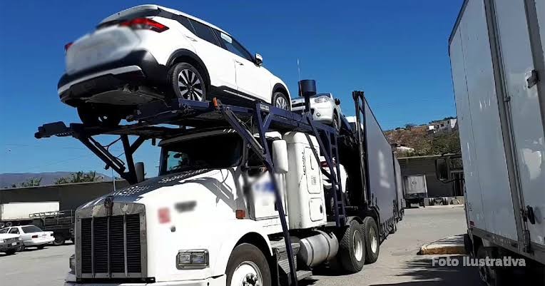 Roban en Veracruz tráiler con 16 Land Rover