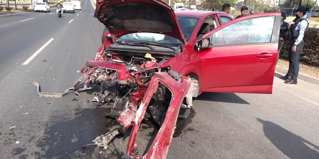 Accidente vial deja cuantiosos daños materiales en Libramiento Morelos