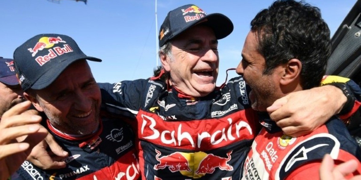 A sus 57 años, Carlos Sainz reina en el desierto y logra el Dakar por tercera vez