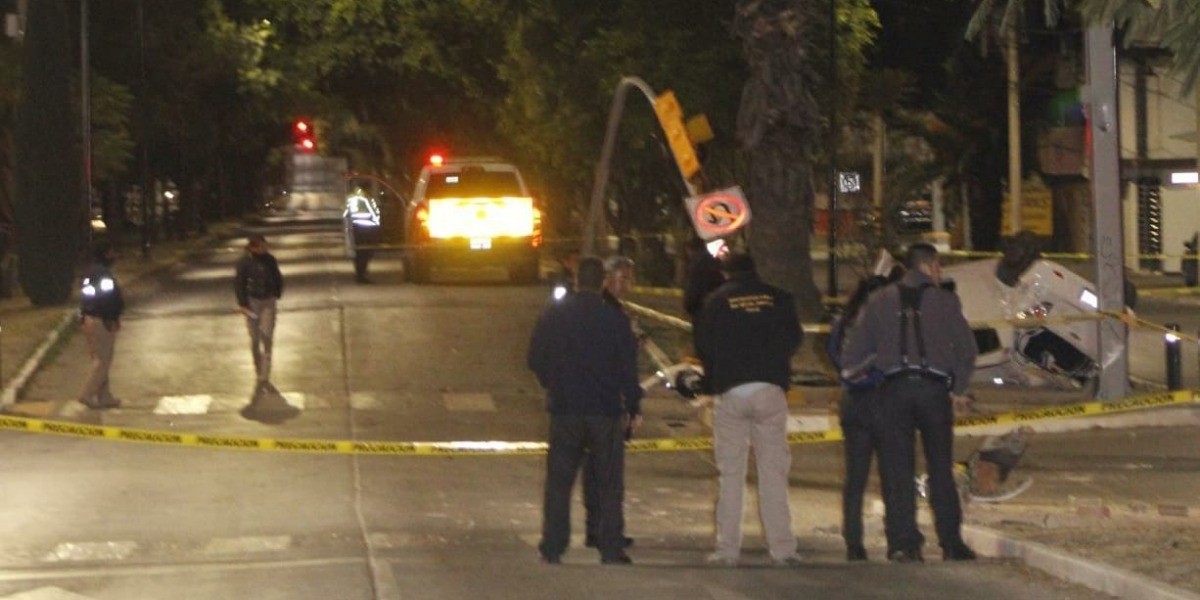 Muere hombre en choque contra semáforo en Echeveste