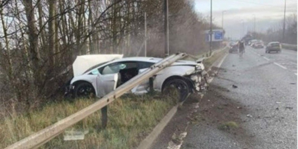 Portero del Manchester destruye su Lamborghini y ¡sale ileso!