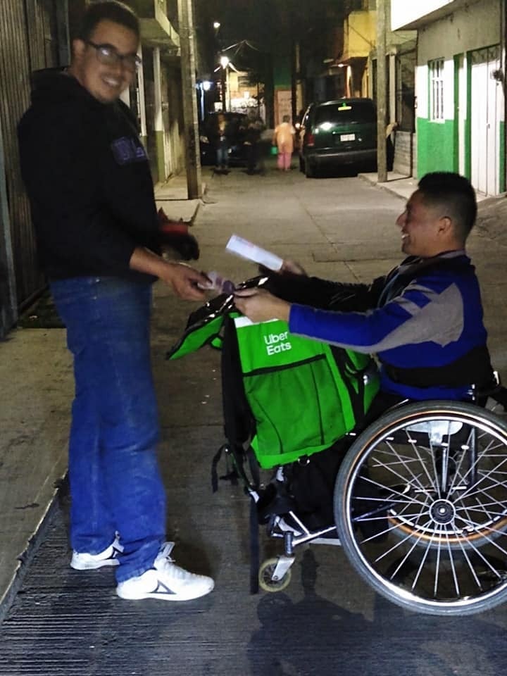 Trabaja joven en Uber Eats... en su silla de ruedas
