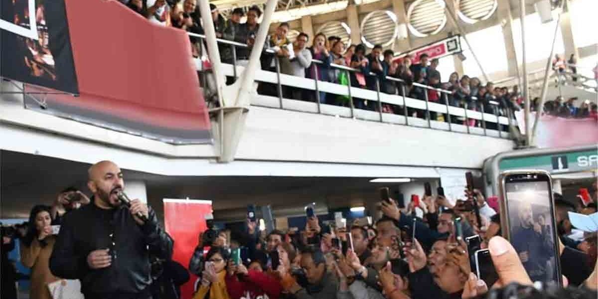 VIDEO | Lupillo sorprende cantando en el Metro