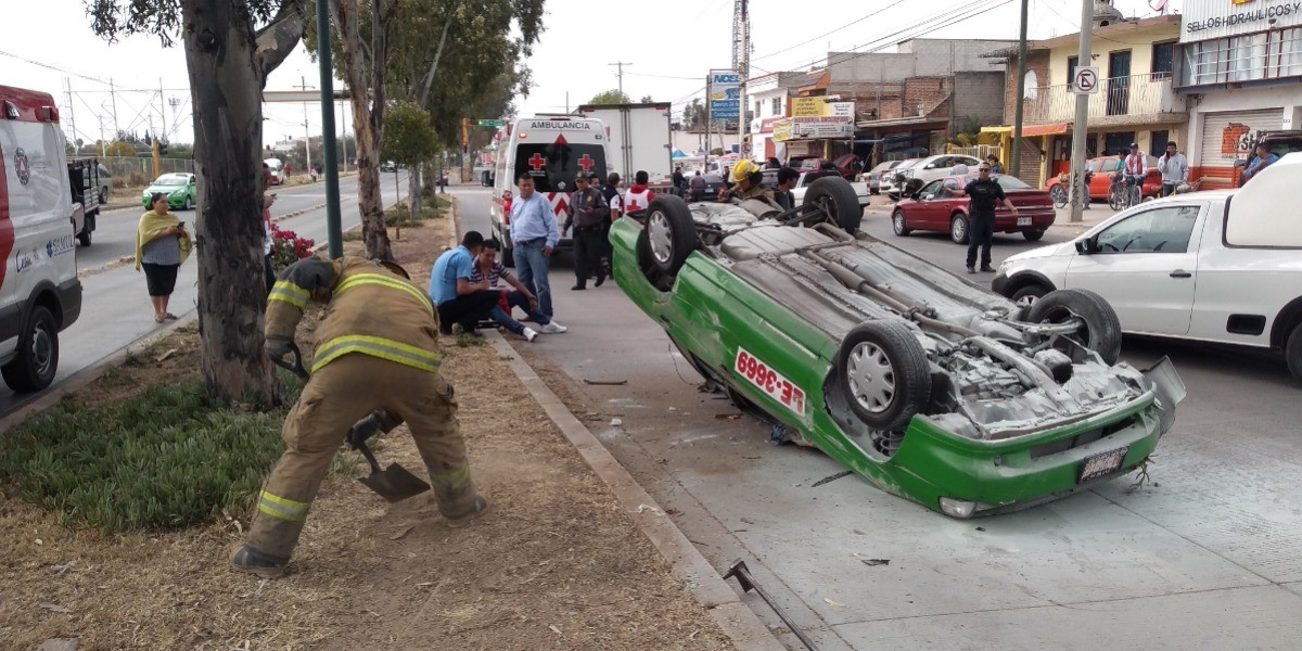 Vuelca taxi en bulevar Francisco Villa
