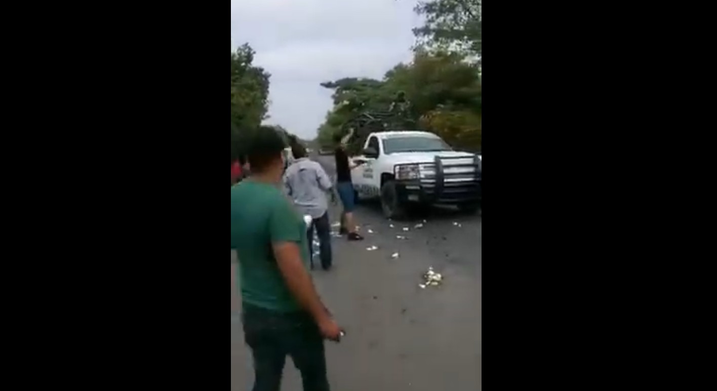 Ahuyentan con huevos a elementos de la Guardia Nacional