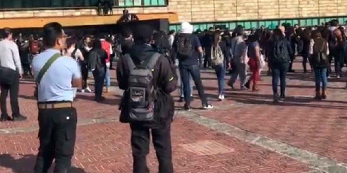 Encapuchados lanzan petardos y prenden fuego en Rectoría de la UNAM