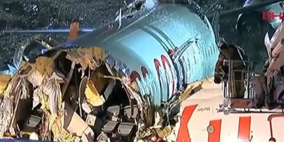 Confirman un muerto y 137 heridos en avión turco que se partió en tres