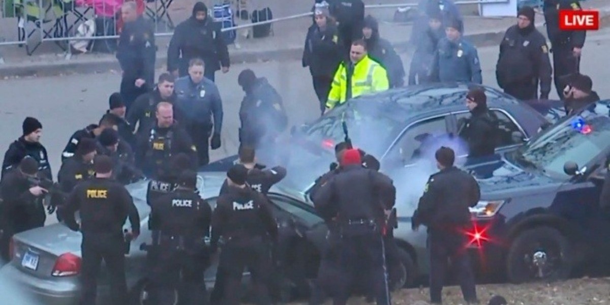 Persecución policiaca precede desfile de los Jefes