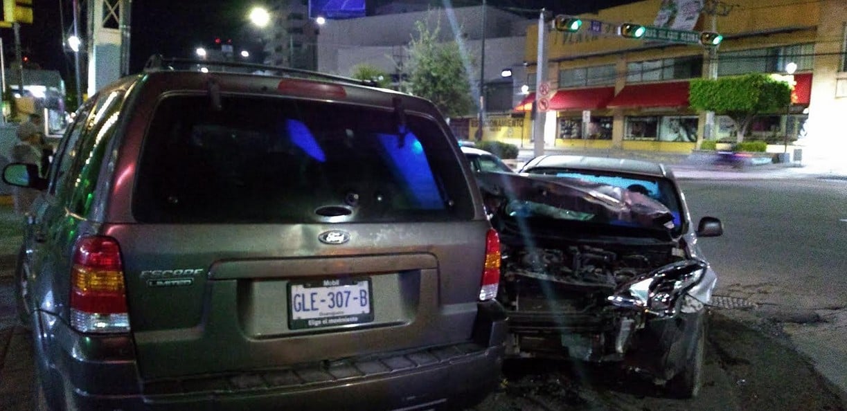 Lesionados en choque un chofer de Uber y dos hombres más