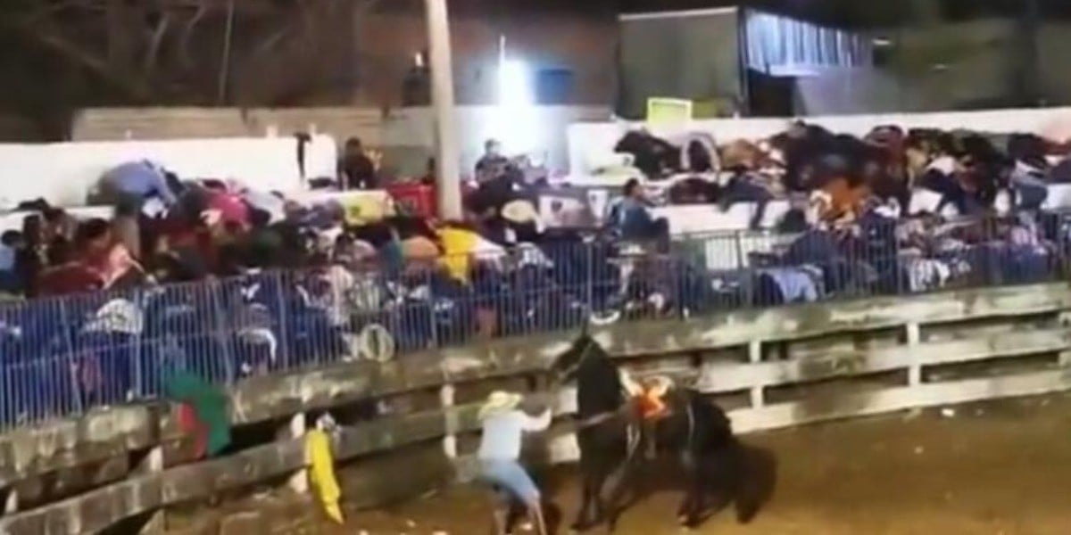VIDEO | Comando irrumpe en jaripeo para disparar a asistentes