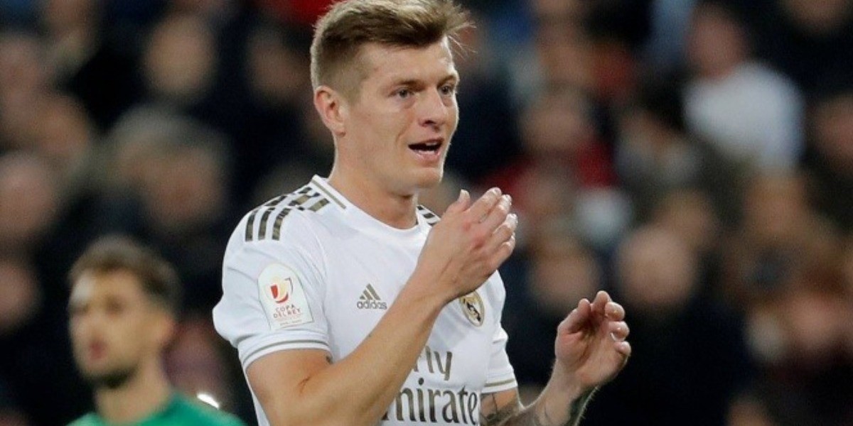 Toni Kroos se echa encima a aficionados mexicanos