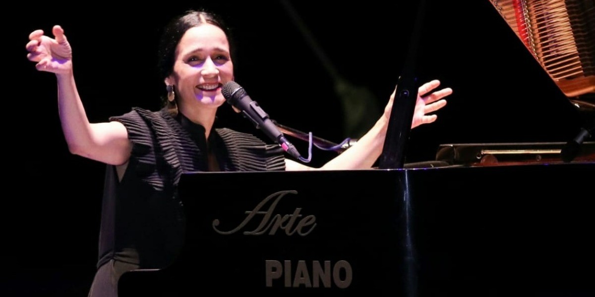 Deleita Julieta Venegas en el Foro del Lago