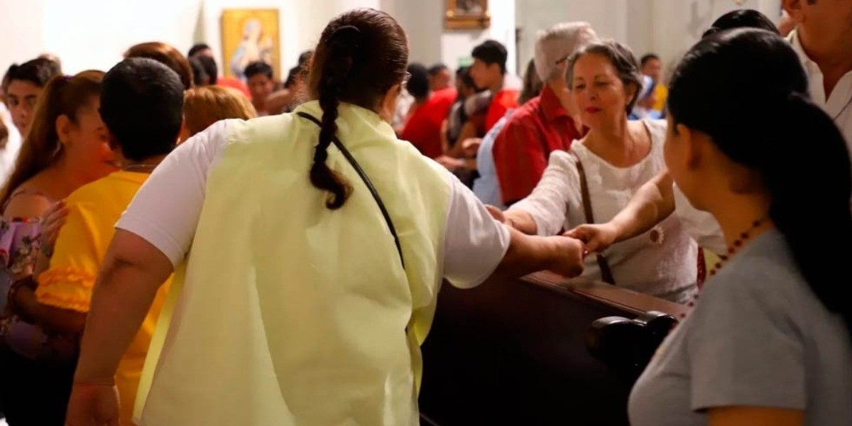 Suspende la Iglesia saludo de mano en celebración eucarística