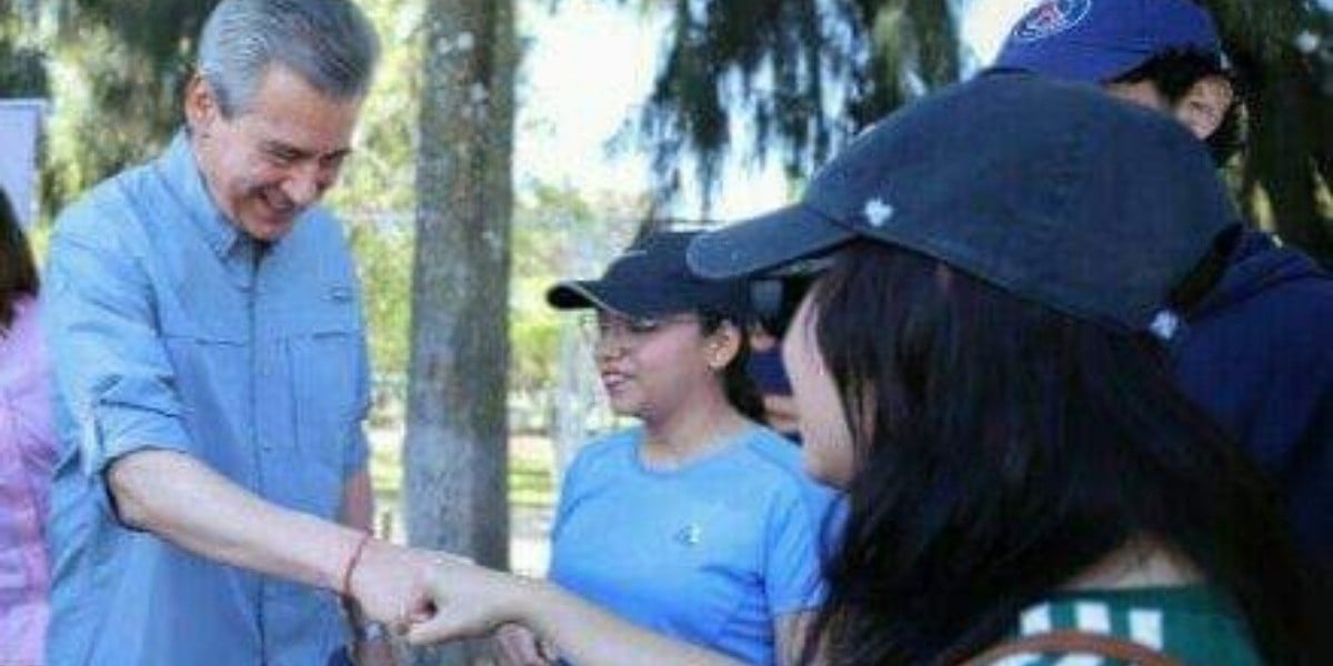 Alcalde López Santillana llama a evitar saludo de mano