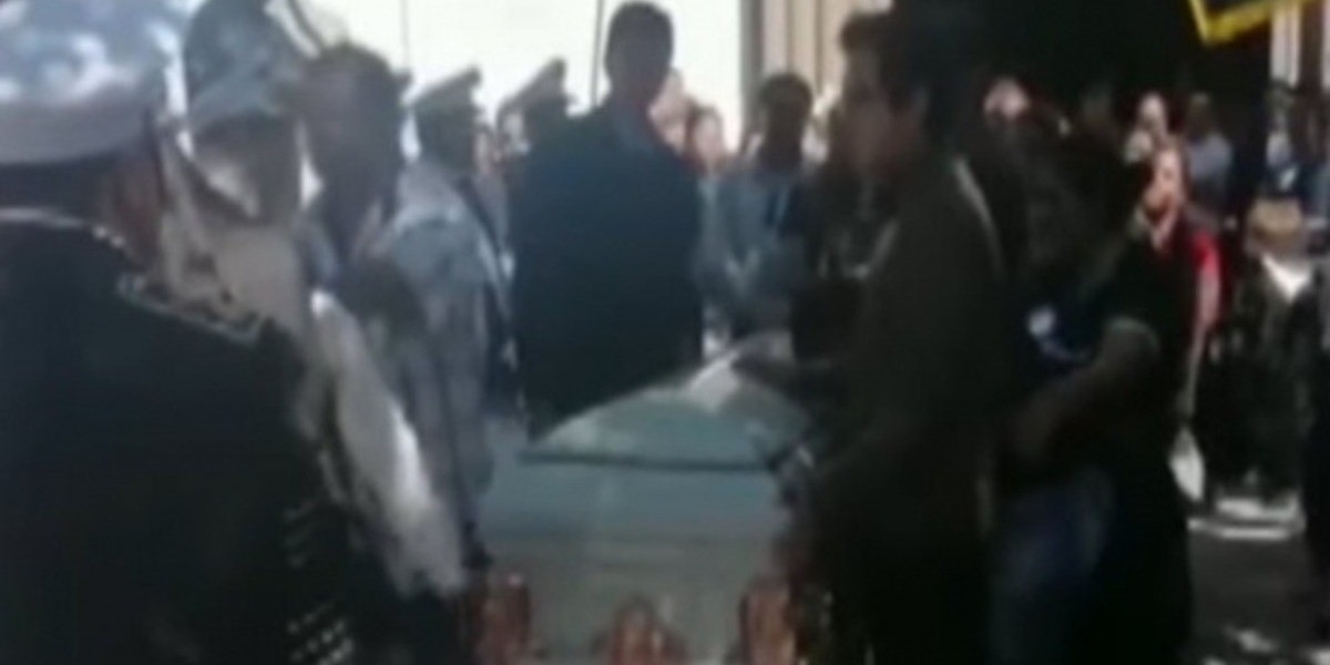 Sepultan a estudiantes asesinados en bar de Celaya